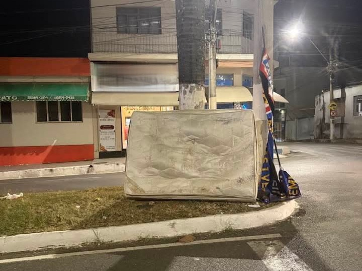 Descarte irregular de colchão é registrado em avenida movimentada de Arcos e reforça alerta à população