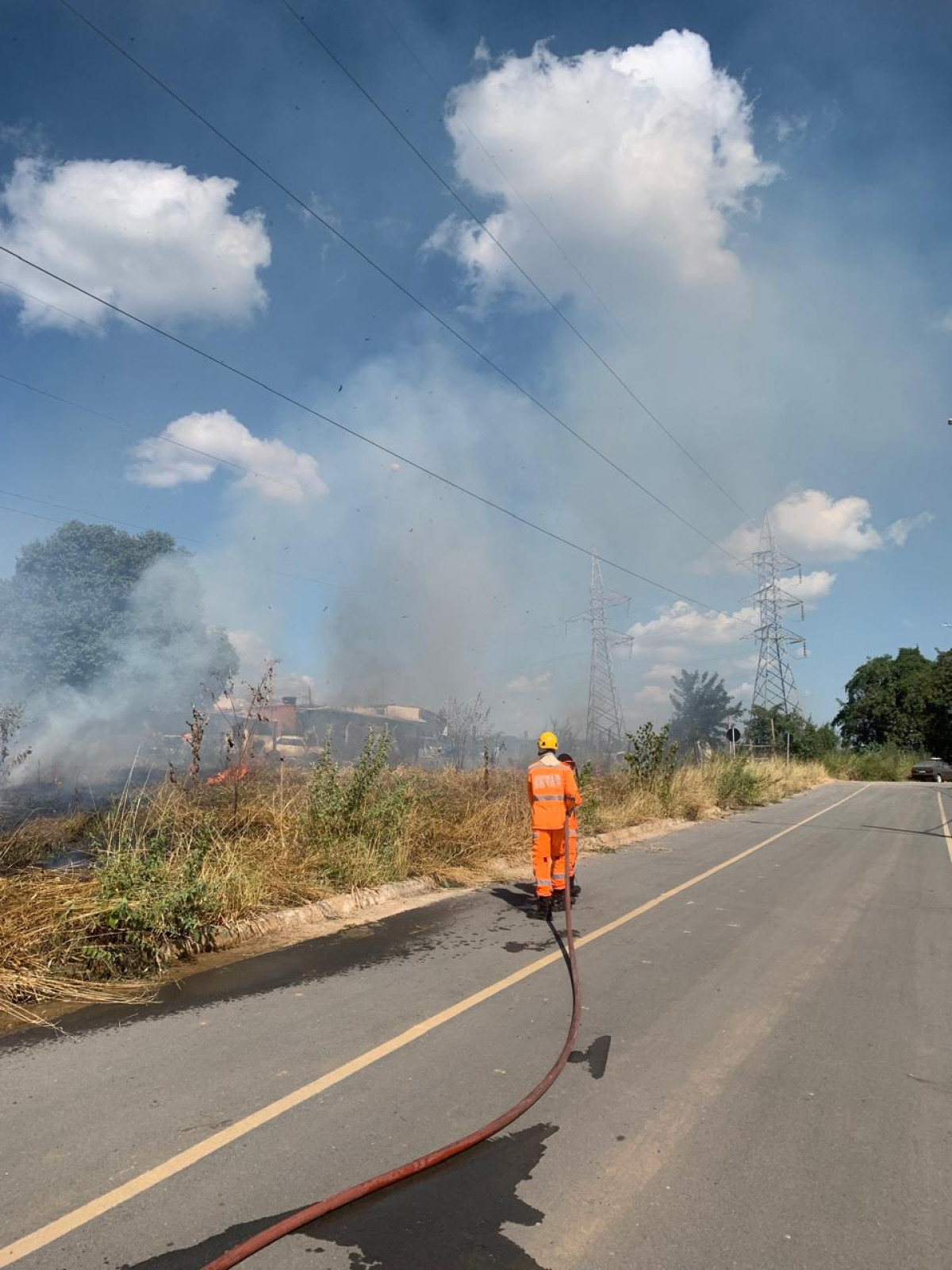 Incêndio atinge área de vegetação seca e demanda esforço intenso dos bombeiros