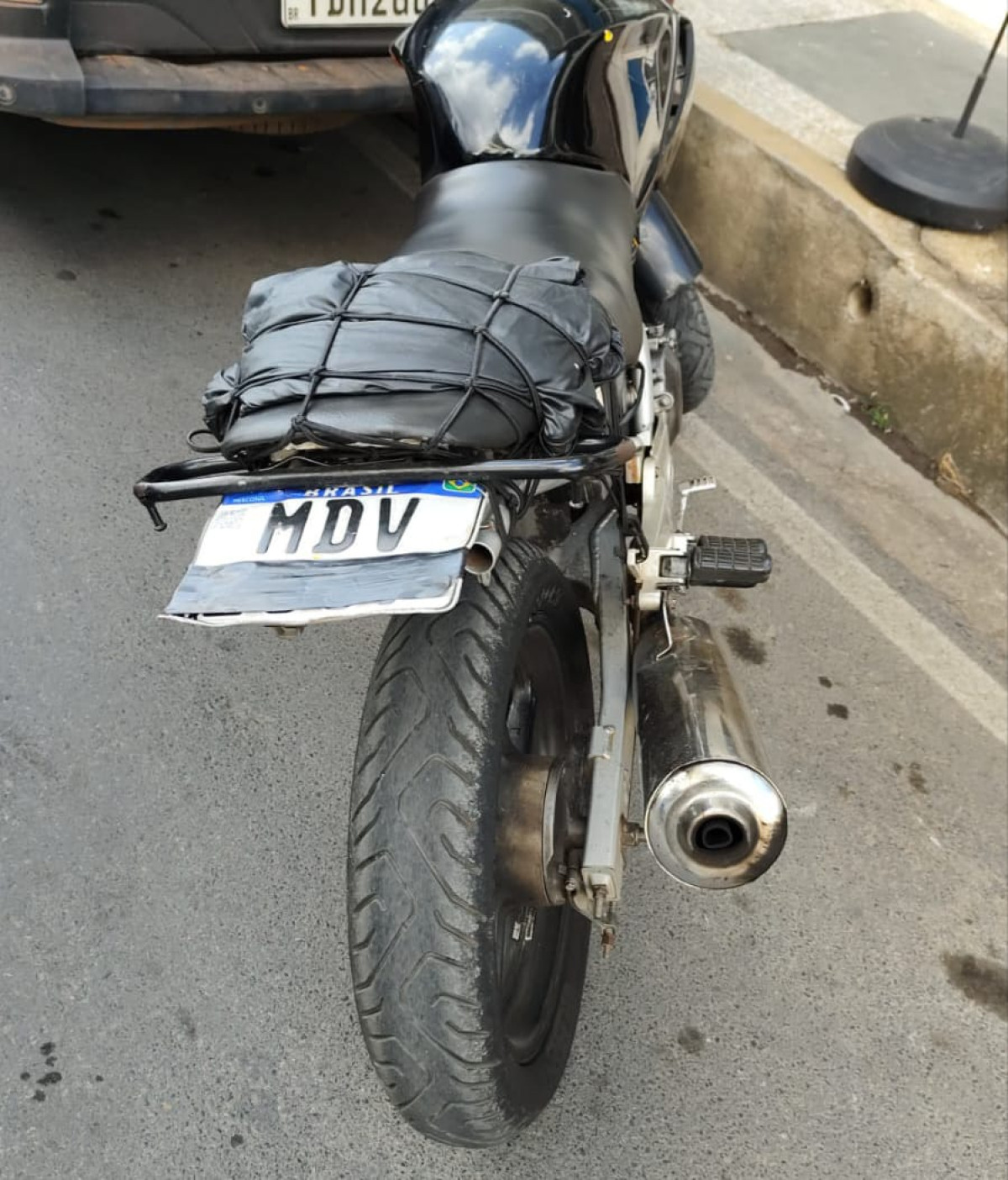 Homem é preso por adulterar placa de moto