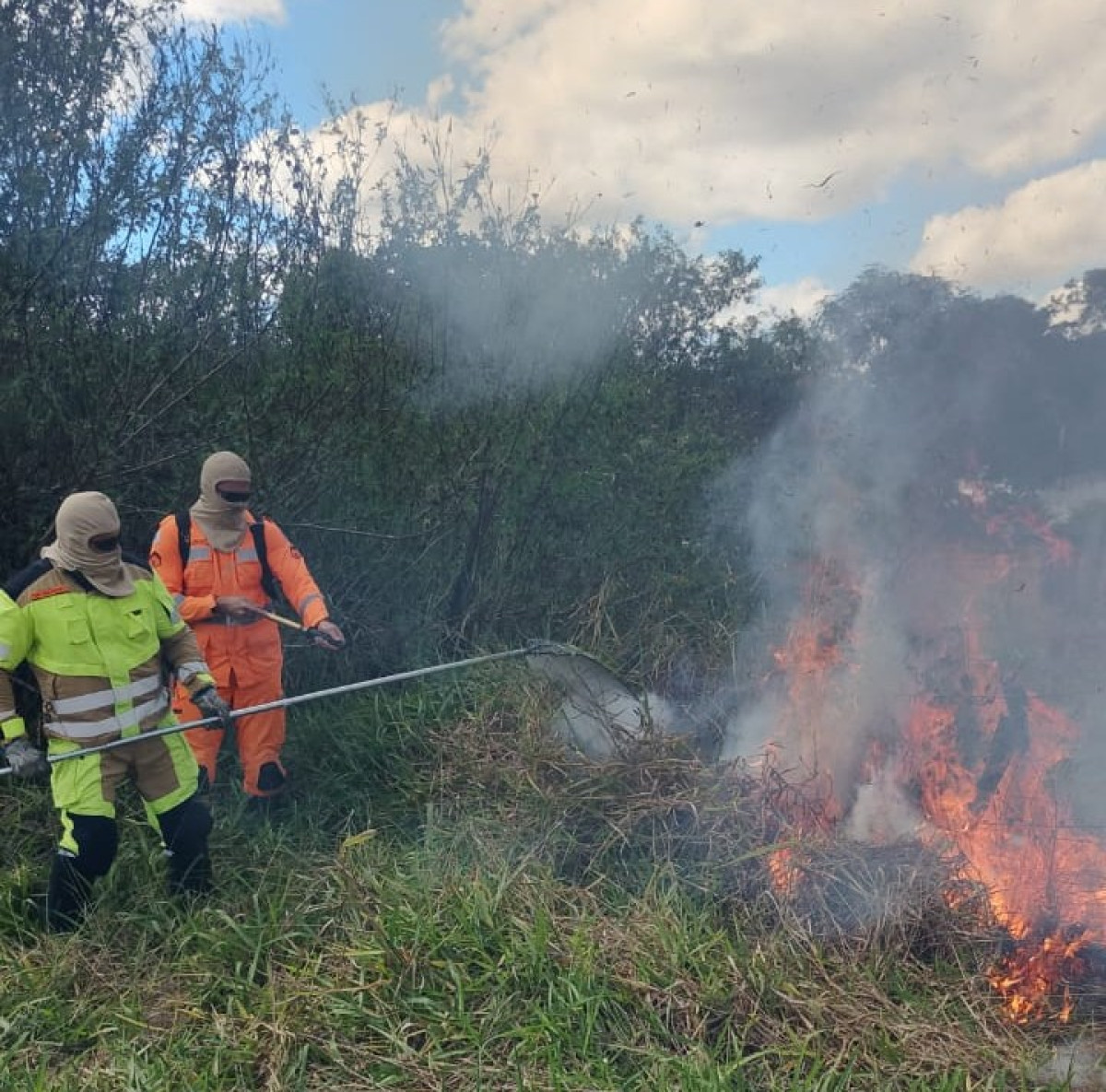 Bombeiros atuam em ocorrência de fogo em Arcos