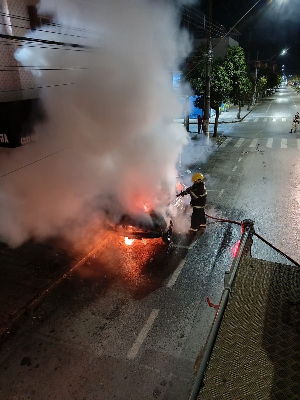 Carro incendiado assusta moradores na região central