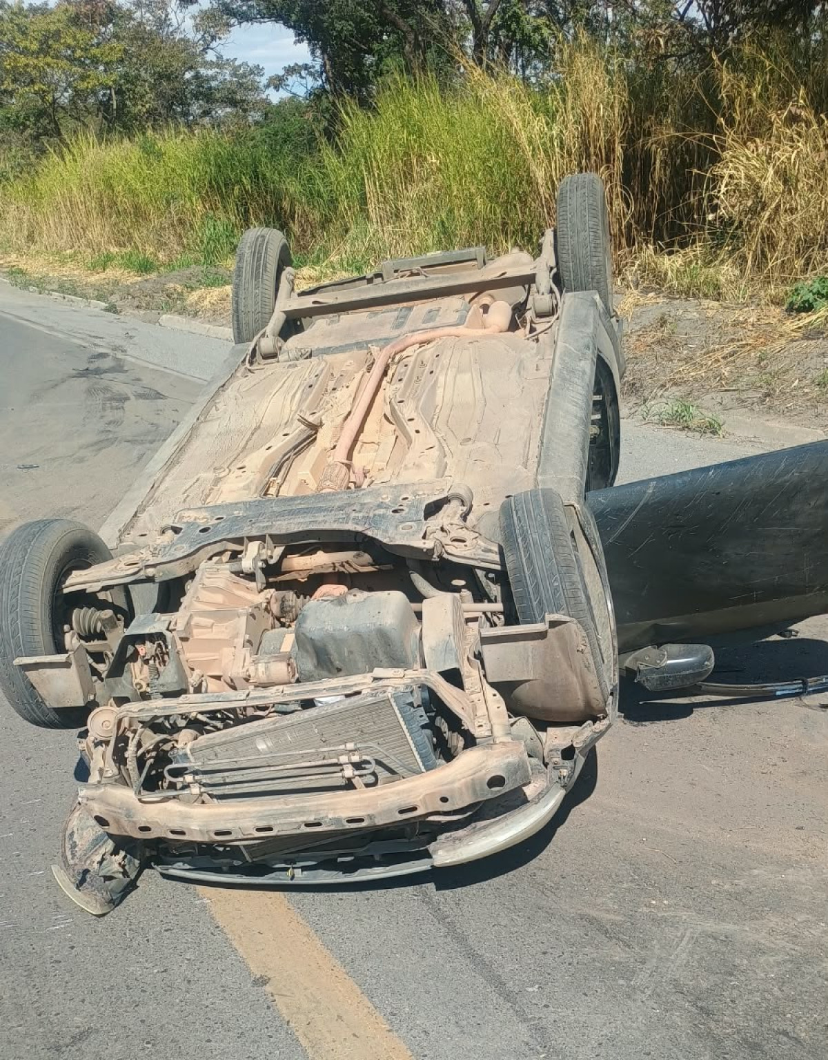 Capotamento na BR-354 deixa uma bebê e uma mulher feridas