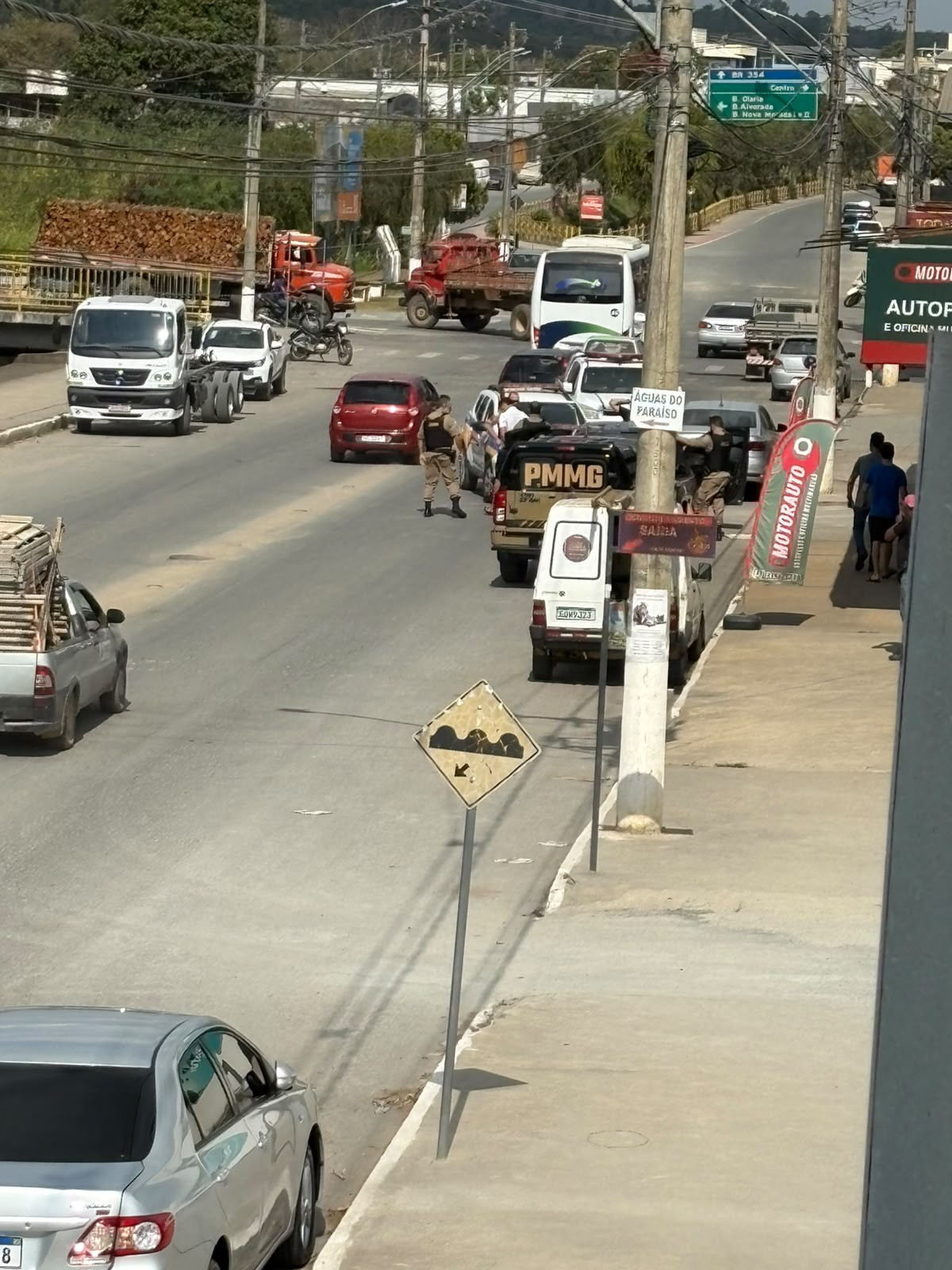 Polícia desmantela ponto de drogas em bairro de Arcos