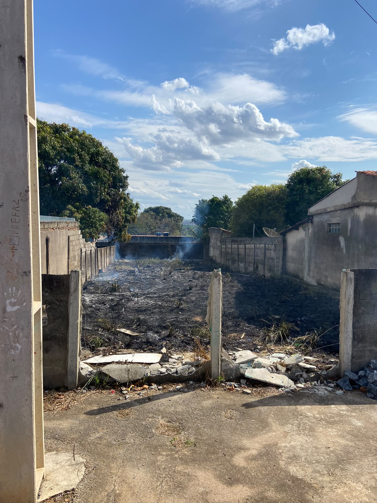 Bombeiros orientam moradores após incêndio em Lagoa da Prata