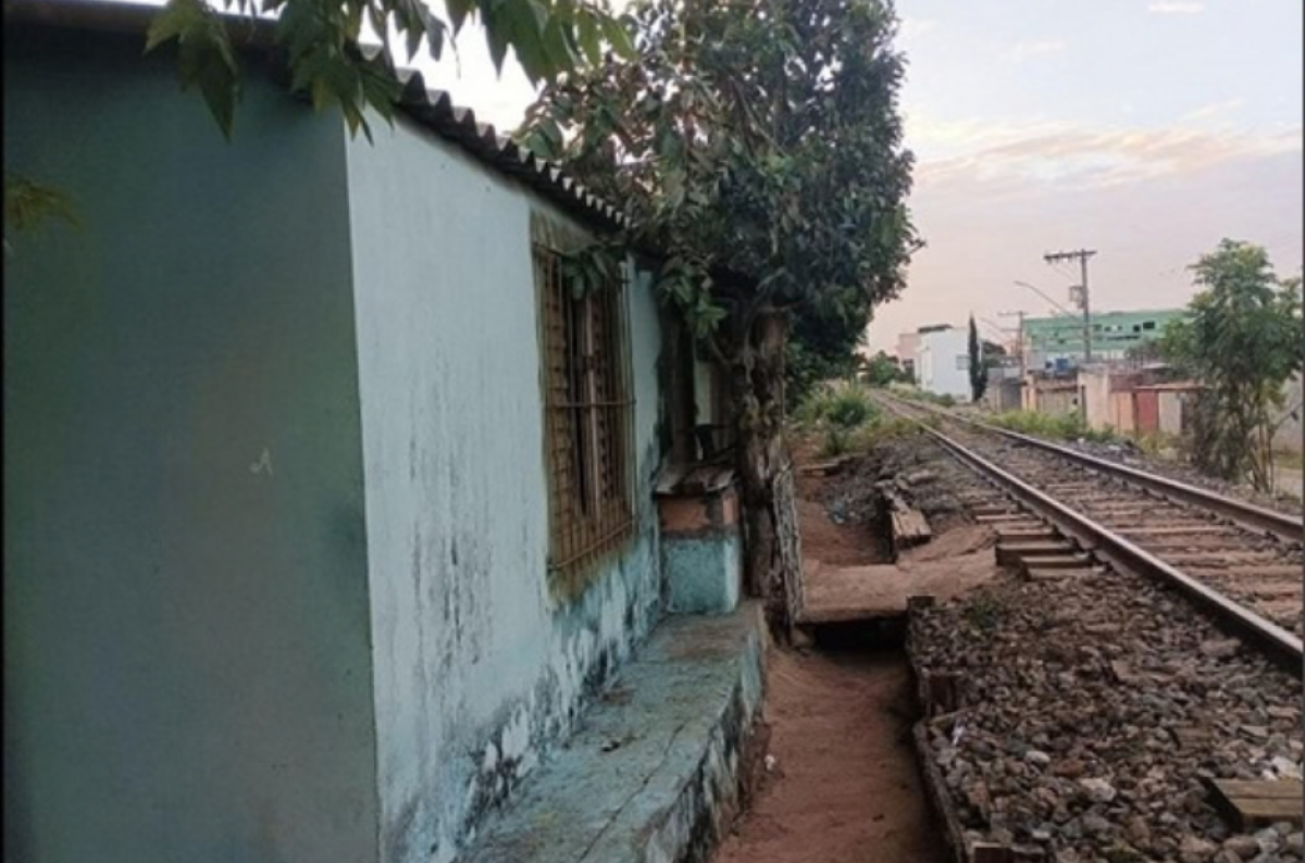 MPMG obtém liminar que suspende ações de desocupação de famílias que moram às margens da ferrovia em Arcos
