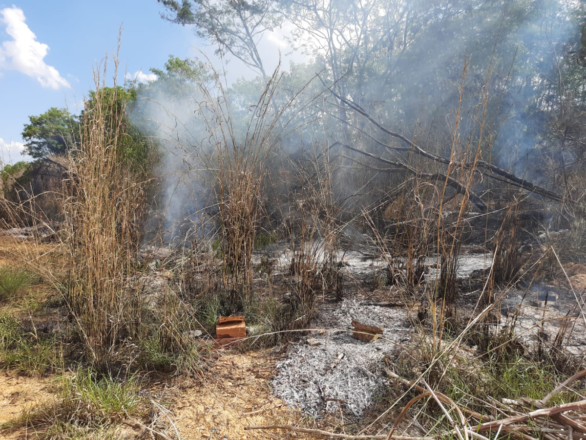 Área de loteamento registra incêndio neste domingo