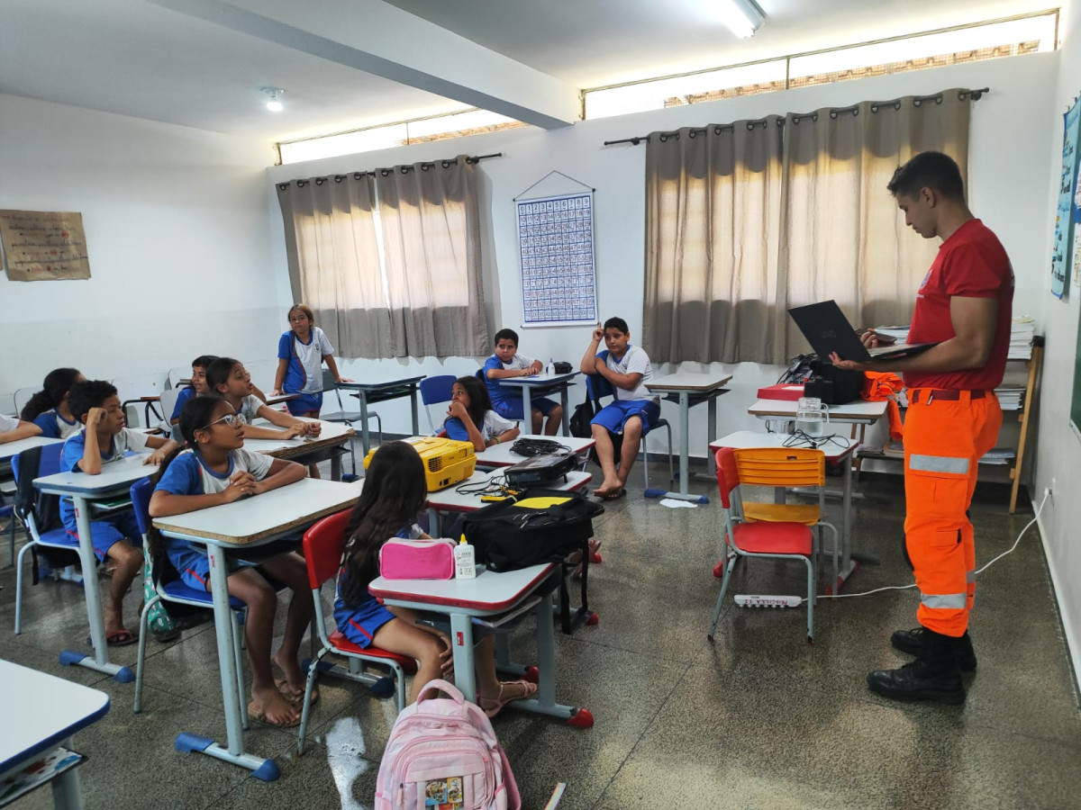 Projeto dos Bombeiros leva orientação e prevenção a alunos de Arcos