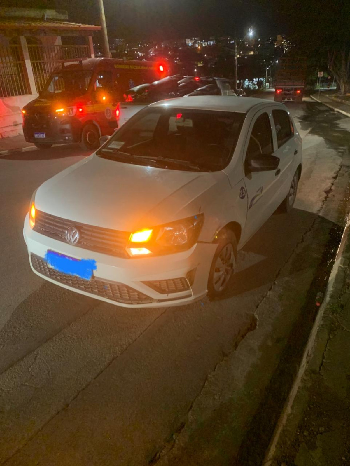 Colisão entre carro e moto mobiliza bombeiros no bairro Olaria