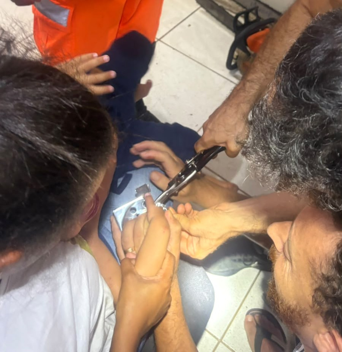 Trabalho conjunto garante retirada segura de objeto preso à mão de criança