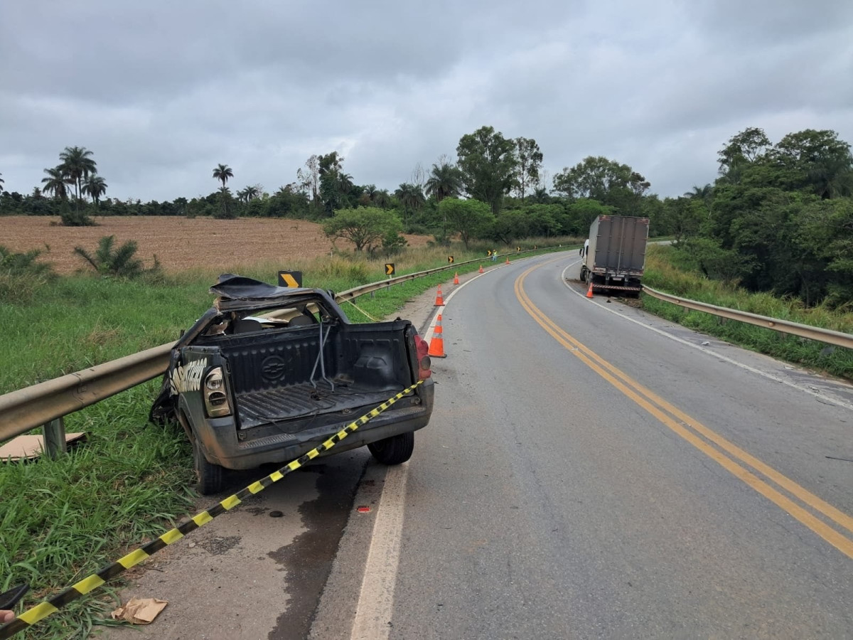 Colisão frontal entre carreta e caminhonete mata motorista na MG-050, em Formiga