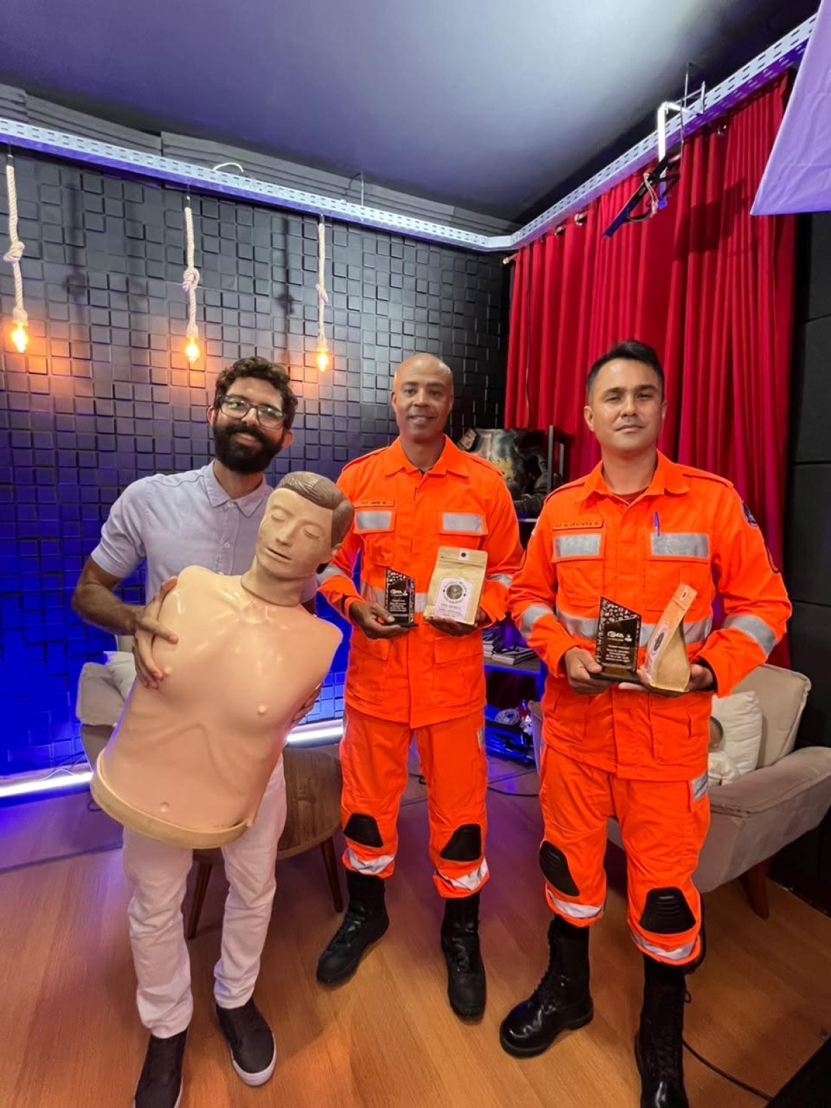 BOMBEIROS MILITARES PARTICIPAM DE PODCAST E ORIENTAM A POPULAÇÃO SOBRE PRIMEIROS SOCORROS EM ARCOS
